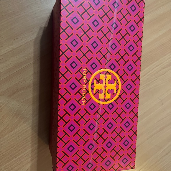 Brand New bought them. A little tight on size 8 - Picture 2 of 4